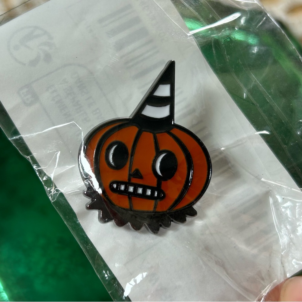 Pumpkin face pin 🎃